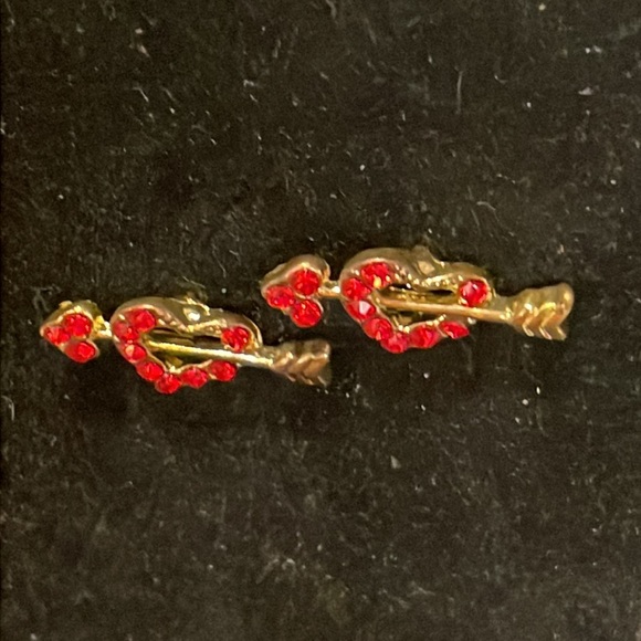 0.5” mixed metal gold tone heart & arrow stud earrings 7 prong set red crystals - Picture 3 of 10